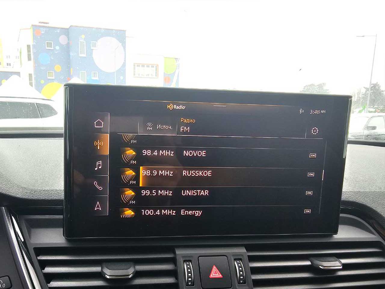 Экран мультимедийной системы Audi MMI с русским меню.